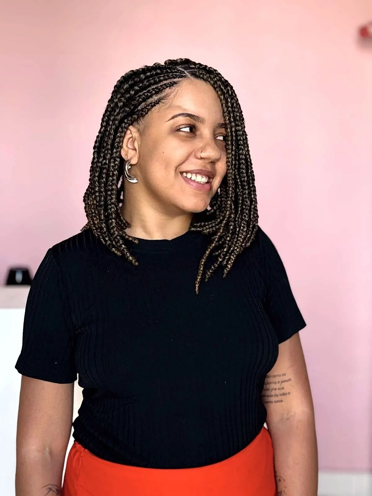 Layse Naele sorrindo, de blusa preta
